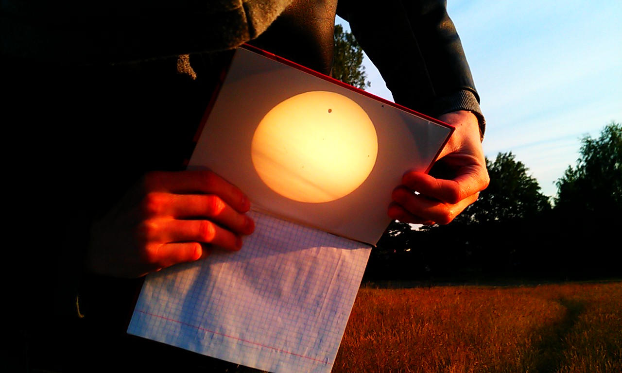 Rzutowanie obrazu Słońca na kartkę